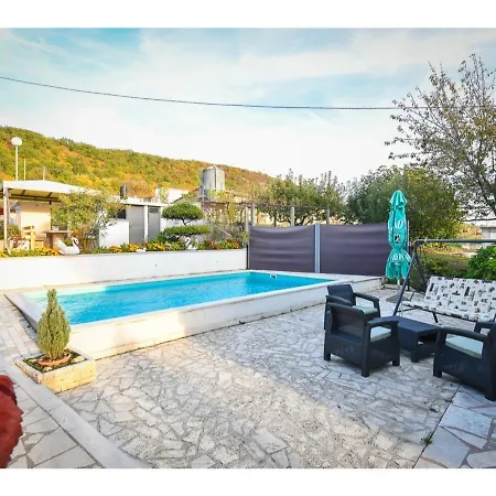 Casa de Férias Quaint Holiday In With Private Pool Sinj