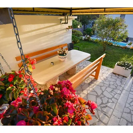 Casa de Férias Quaint Holiday In With Private Pool Sinj